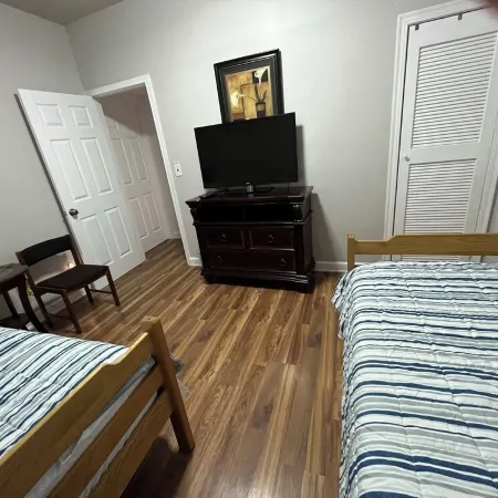 Entire 3 bedrooms/2 bathrooms fence yard, near Costco, Sam's
