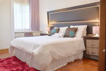 Cozy Suburban Home with big pool, <5 minutes to City, Avondale/Groombridge shops Отели рядом с достопримечательностью «Roman Catholic Church»