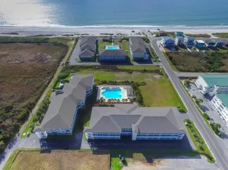 Beautiful & Spacious 3BR/2BA Condo, Oceanview, Pool and 2min Walk to Beach!