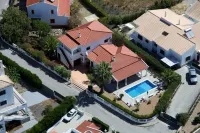 Pretty holiday home with pool and garden for the whole family from 2 to 8 pax Hotels near Quinta do Vale Golf Resort
