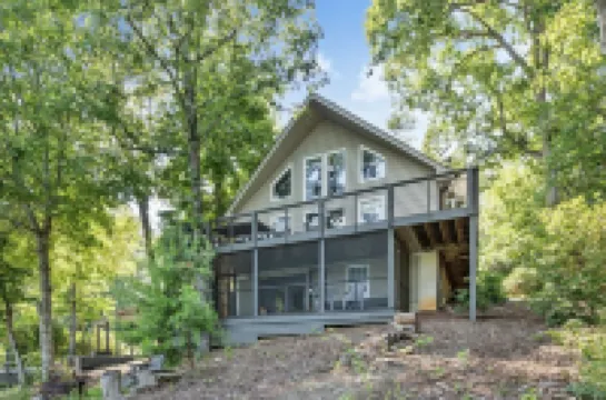 Lake Keowee retreat for 10 with private dock!