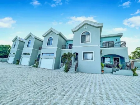 Stylishly Modern Apt° in Upscale Area ~with Private Beach & Pool Access Отели рядом с достопримечательностью «Sandals Cay»