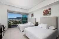 ICON PENTHOUSE Condo 3 bed 3.5 bath with rooftop Jacuzzi - Beachfront Hotel a 
