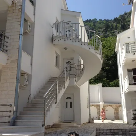 Immaculate Apartment, Uninterrupted Stunning Bay Views , Private parking