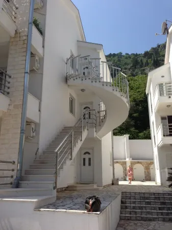 Immaculate Apartment,  Uninterrupted Stunning Bay Views , Private parking