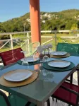 3 minutes walk from the beach and shops.swimming pool and free parking space.