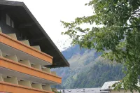 1 Studio Flat walking distance to ski lifts (we have 2 in the same building)