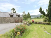 Hen Ysgubor Cottage Hotels in Llanycil