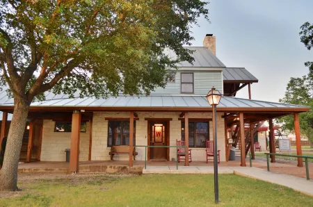 Gruene Cottages Отели рядом с достопримечательностью «Guadalupe River»