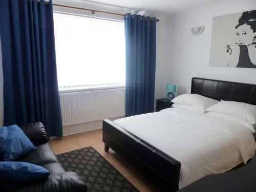 3 Luxury En-suite Bedrooms - parking