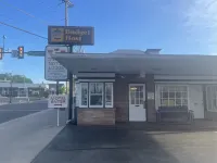 Budget Host Three Crowns Motor Lodge - parking