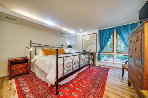 8 Mi to Dtwn Seattle Pet-Friendly Apt with Hot Tub