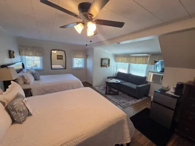 Cherokee Lodge Hotels in Coronado