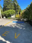 High Mountains Motor Inn - parking