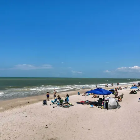 Updated Dtwn Naples Condo Across from Beach!