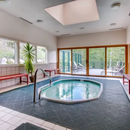 Spacious Penthouse 3Br ~No Cleaning Fee~Kids Ski Free! 3 Bedroom Condo by RedAwning