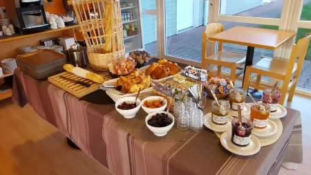 The Originals Access, Hôtel Saint-Flour Отели в г. Нёвеглиз