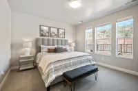 Lazy River Retreat by RedAwning - parking