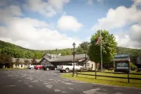 Blue Hill Lodge - parking