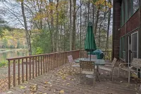 Lakefront Berkshires Retreat w/ Deck, Dock & Boat! - Parkplatz