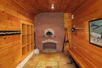 Sleeps 16+Hottub+Sauna+Pet Friendly+7 Min to Skiing