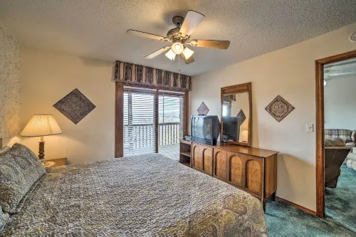 Branson Condo w/ Views: 2 Mi to Silver Dollar City - Apartments