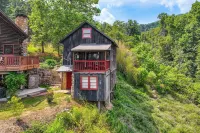 Cozy Luray Cabin w/ Views: Near Hiking Trails! - Balcony