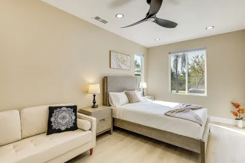 Mtn-view Gem w/ Private Yard: Luxe Beaumont Home - WiFi