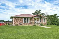 18 Mi to Table Rock Lake: Pet-Friendly Ozark Home! - parking