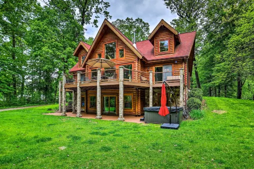 Classy Home w/ Hot Tub: 2 Mi to Lake Access! - 3-نجوم