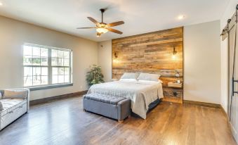 Lavish Retreat w/ Decks, Steps to Table Rock Lake!