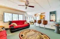 1 Mi to Big Boulder: Lakefront Unit w/ Pool Access - balcony