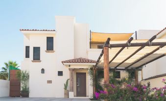 Grand Villa w Private Patio & Parking