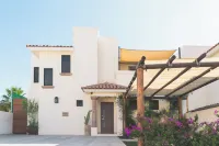 Grand Villa w Private Patio & Parking Hotels in 