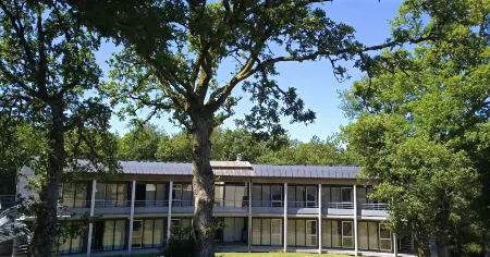 Logis Hôtel le Keréden Отели в г. Ланривен