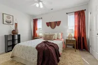 2-Bedroom BoHo Oasis Townhome Отели рядом с достопримечательностью «Суперцентр Уолмарт»