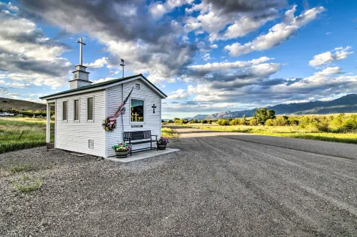 Montana's Emigrant Peaks Getaway: Apt w/ Amenities