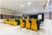 RedDoorz Plus @ Hertasning Area Hotels in Rappocini