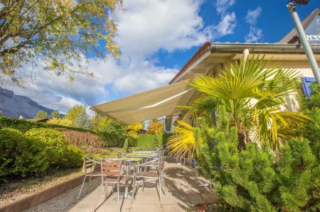 Comfort Hotel Grenoble Meylan Отели в г. Сен-Пьер-де-Шартрёз