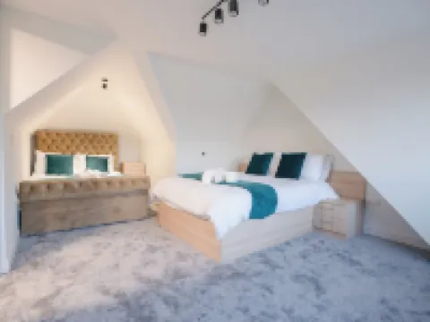 D'Luxe 5-Bed House - Sleeps 12 & Private Parking Hotels in Isleworth