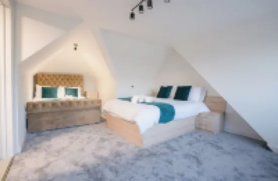D'Luxe 5-Bed House - Sleeps 12 & Private Parking