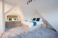 D'Luxe 5 Beds Home in Twickenham London