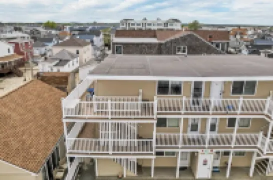 2BD Island Section Gem • Pet Friendly • Walk to Sand • Weekly Discount