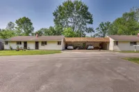 Cozy Youngstown Apartment w/ Central A/C + Heating - 2-Star