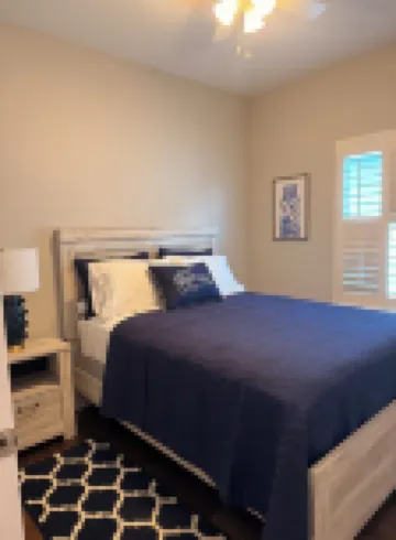 “The Blue Lagoon” a 3-bedroom townhome in charming Lake Charles with AC, WiFi