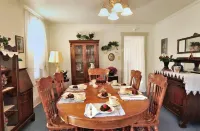 The Queen, A Victorian Bed & Breakfast Hotel a Centre Hall