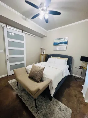 Cozy 1-bedroom 1 bath condo in walking distance to downtown Lafayette. Paul and Lulu Hilliard University Art Museum 주변 호텔