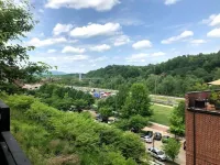 Private, Sanitized Loft, with Discounts Sleeps 2 林奇堡住宿飯店