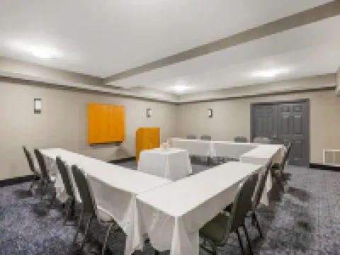 Quality Inn & Suites Hotels in Oakville