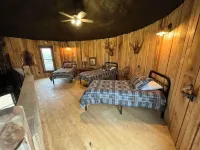 Rustic Silo Home, Huge Shower, Kitchen, Grill, Fire Pit and Sunsets.